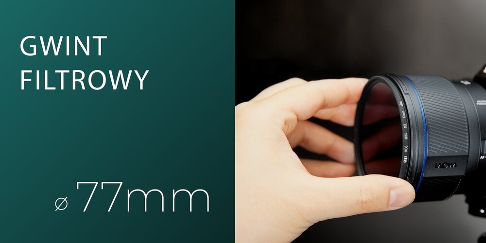 Napis „Gwint filtrowy ø 77 mm” oraz dłoń przykładająca filtr do obiektywu	