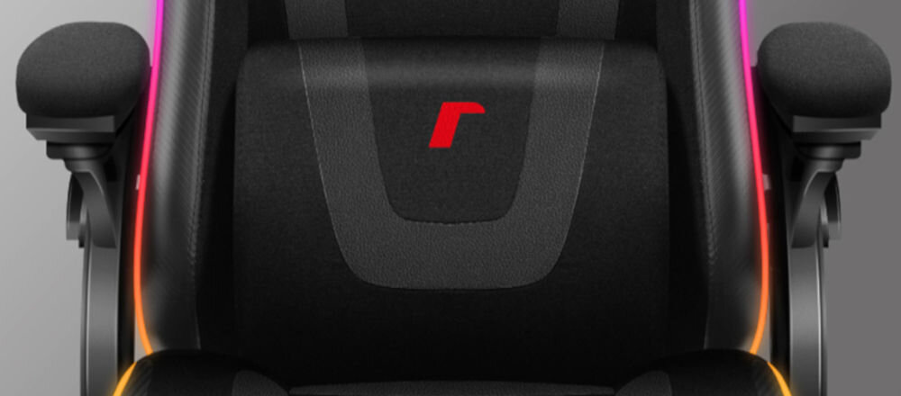 Fotel HUZARO Force 4.6 RGB Czarny zbliżenie na poduszkę lędźwiową fotela ergonomia wspiera naturalne krzywizny kręgosłupa redukcja napięcia mięśni pomaga utrzymać prawidłową postawę