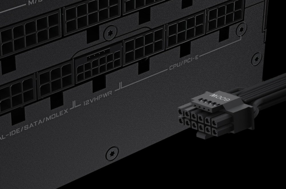 Zasilacz GIGABYTE Aorus Elite P1000W Zbliżenie na czarny panel gniazd modułowych zasilacza z widocznym przewodem i wtyczką oznaczoną napisem '600W'