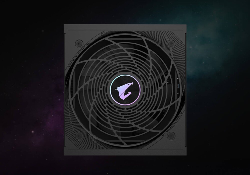 Zasilacz GIGABYTE Aorus Elite P1000W Widok z góry na czarną obudowę zasilacza z centralnie umieszczonym wentylatorem i logotypem marki na tle nocnego nieba