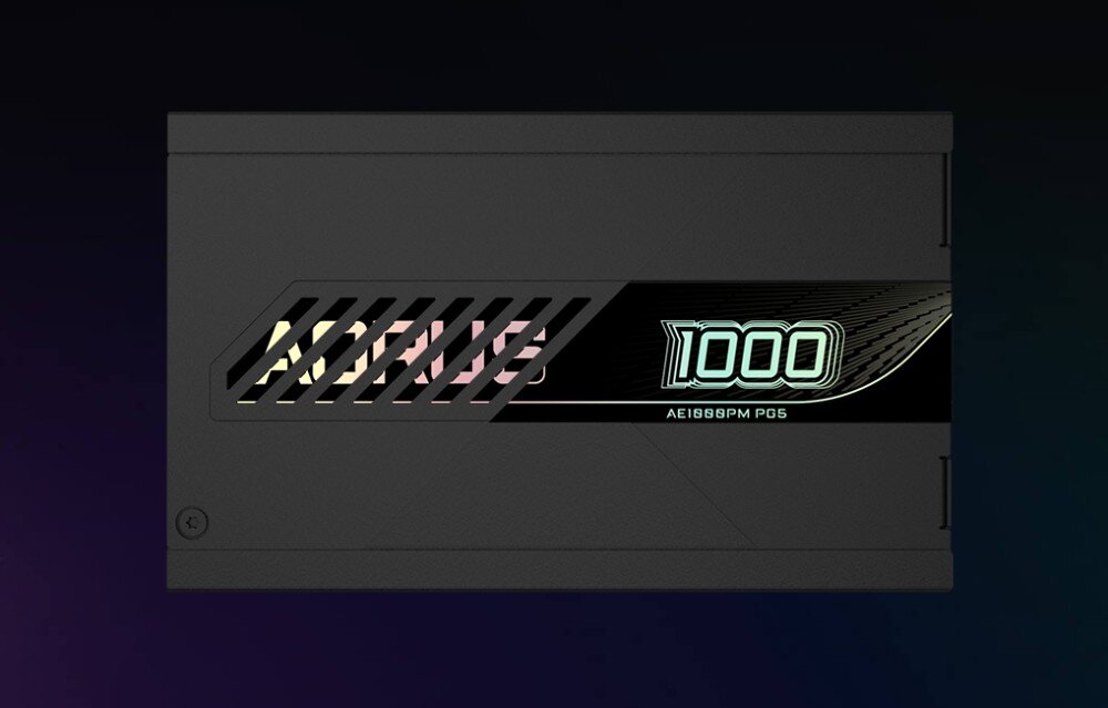 Zasilacz GIGABYTE Aorus Elite P1000W Boczny panel czarnego zasilacza z ozdobnymi wycięciami w kształcie linii oraz cyfrowym oznaczeniem mocy '1000'