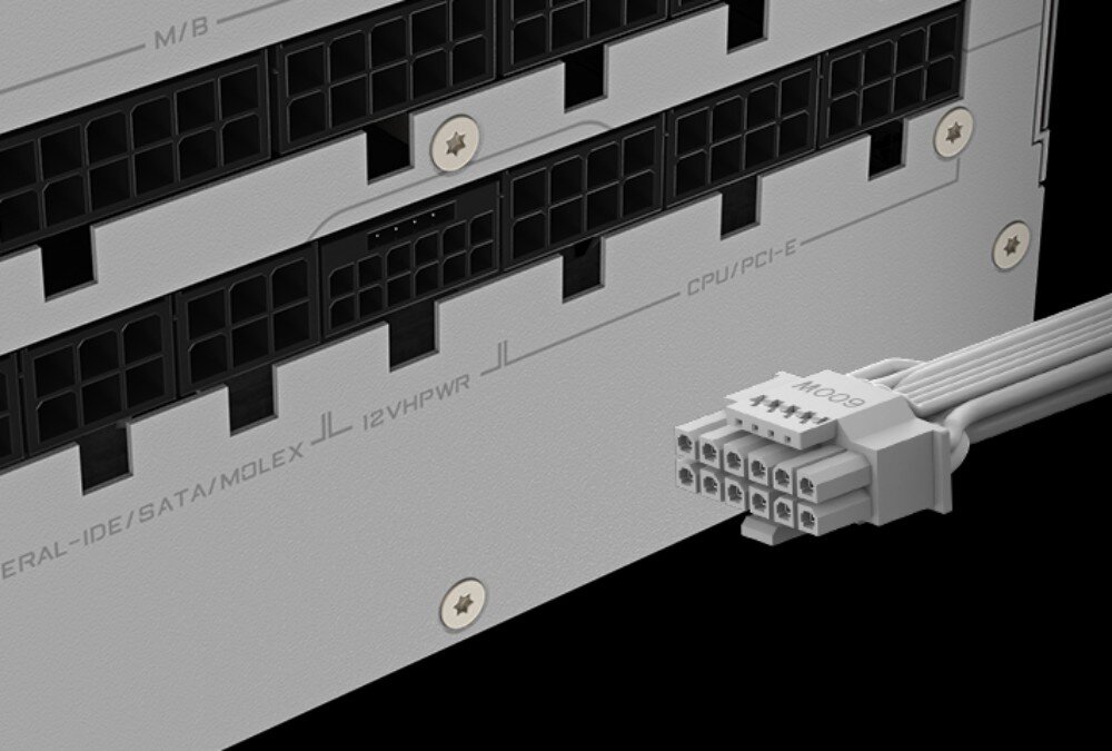 Zasilacz GIGABYTE Aorus Elite P850W Zbliżenie na biały panel gniazd modułowych zasilacza z widocznym przewodem i wtyczką oznaczoną napisem '600W'