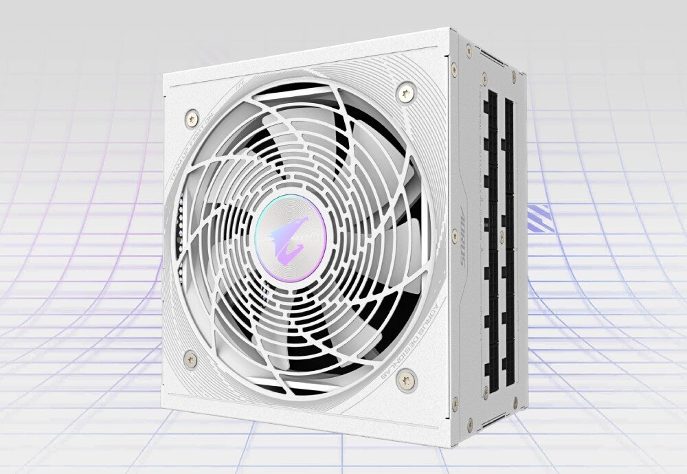 Zasilacz GIGABYTE Aorus Elite P850W Perspektywiczny widok na biały zasilacz komputerowy z dużym wentylatorem osłoniętym spiralnym grillem i kolorowym logo ptaka w centralnej części
