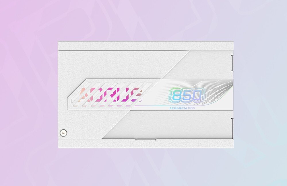 Zasilacz GIGABYTE Aorus Elite P850W Boczny panel białego zasilacza z ozdobnymi wycięciami w kształcie linii oraz cyfrowym oznaczeniem mocy '1000'