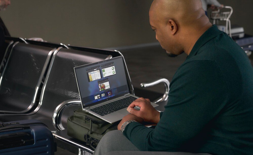 Laptop HP EliteBook 630 G11 Mężczyzna siedzący na krześle na lotnisku, używający laptopa postawionego na torbie podróżnej obok walizki, przeznaczenie, procesor, wydajność, pamięć RAM, NPU