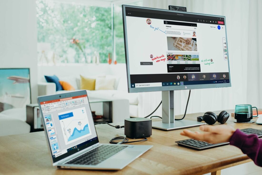 Stanowisko pracy z laptopem HP EliteBook 665 G11 i zewnętrznym monitorem, na ekranie aplikacja do współpracy zespołowej z profilami użytkowników, obok słuchawki i akcesoria biurowe. - Wi-Fi 6E Bluetooth 5.3