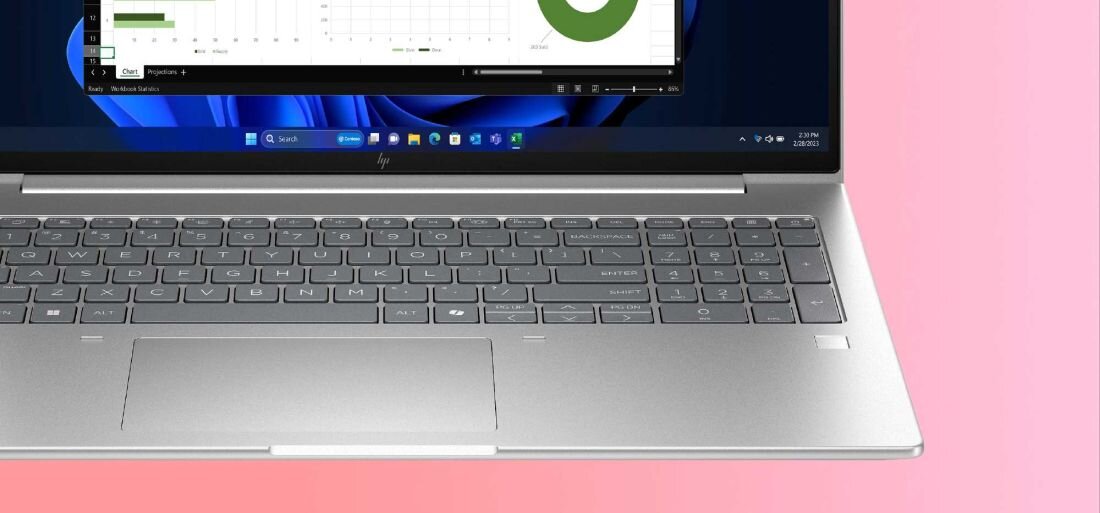 Laptop HP EliteBook 665 G11 w srebrnej obudowie z ekranem prezentującym aplikację Excel z kolorowymi wykresami kołowymi i danymi analitycznymi, widok z góry na pełnowymiarową klawiaturę na różowym tle. - Klawiatura odporna na ciecz