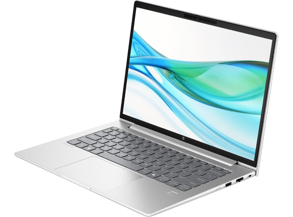 Laptop HP ProBook 445 G11 - srebrny laptop widziany pod kątem, z otwartym ekranem i klawiaturą. Wyświetlacz otoczony cienkimi ramkami, prezentacja rozdzielczości i parametrów matrycy