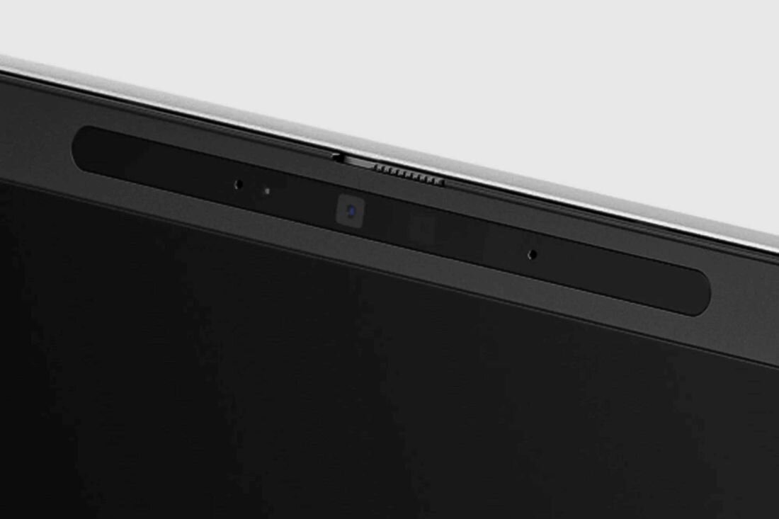 Zbliżenie na kamerę internetową laptopa HP EliteBook 665 G11 w górnej ramce ekranu z niebieskim wskaźnikiem aktywności, zaawansowane funkcje bezpieczeństwa i prywatności dla wideokonferencji. - Kamera IR 5MP z AI 