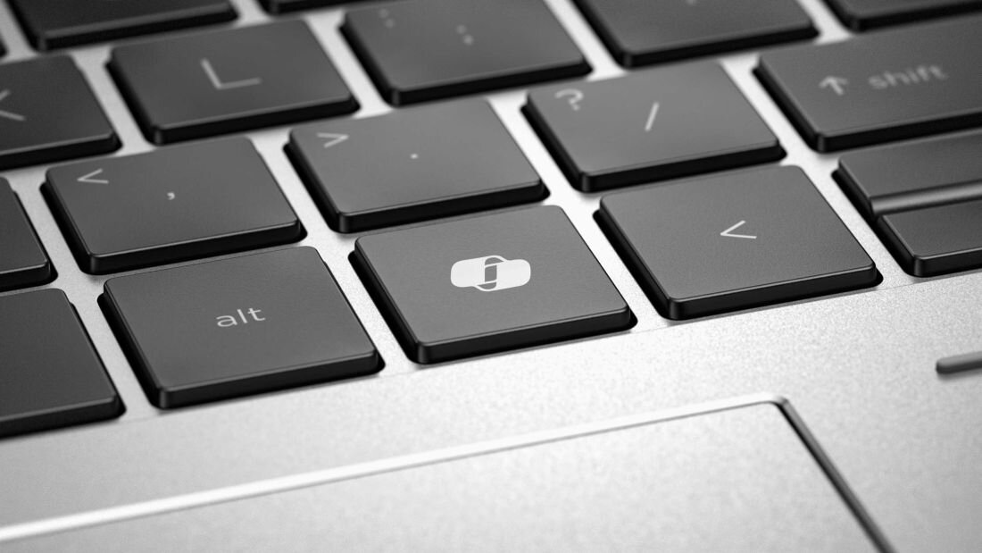 Laptop HP EliteBook 860 - Zbliżenie na czarno-białą klawiaturę laptopa HP EliteBook 860 z klawiszem copilot.