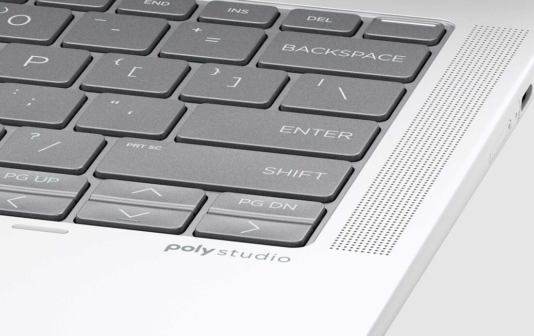 Zbliżenie na prawą część klawiatury laptopa HP Elite x360 1040 G11 – widoczne szare klawisze z białymi oznaczeniami, w tym ENTER, SHIFT, BACKSPACE, strzałki oraz klawisze funkcyjne; po prawej stronie perforowana kratka głośnika, poniżej napis „poly studio” na białej obudowie. - klawiatura HP Premium z białym podświetleniem