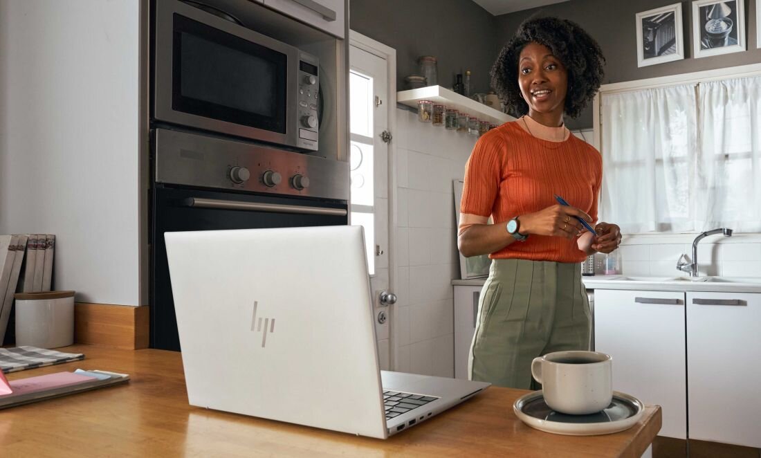 Laptop HP EliteBook 840 - Kobieta stoi przed laptopem HP EliteBook 840, skupiona na pracy przy komputerze.