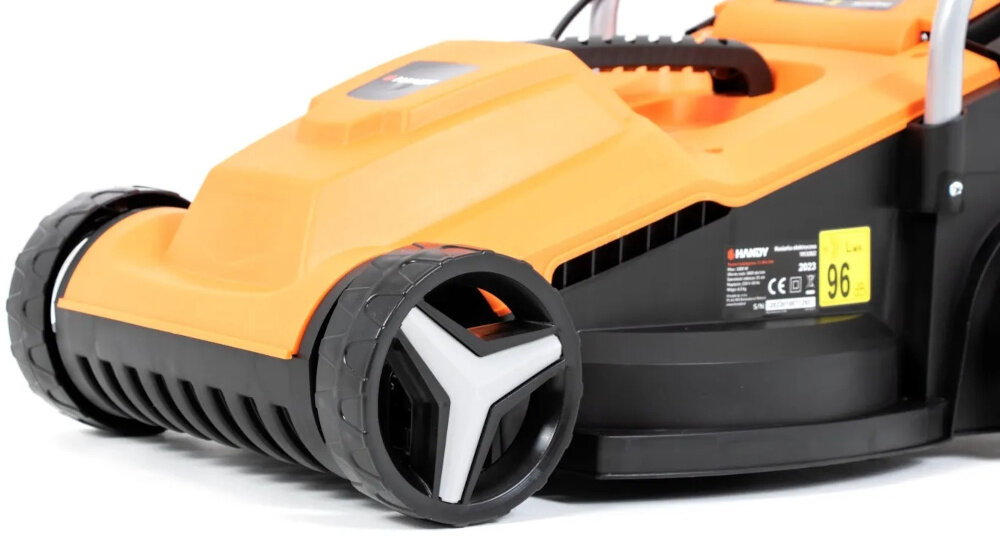 Kosiarka elektryczna HANDY YK1002 zbliżenie na przednie koła 3-stopniowa osiowa regulacja wysokości koszenia w zakresie od 20 do 60 mm każde koło ustawia się osobno ręcznie ustawienie elastyczność