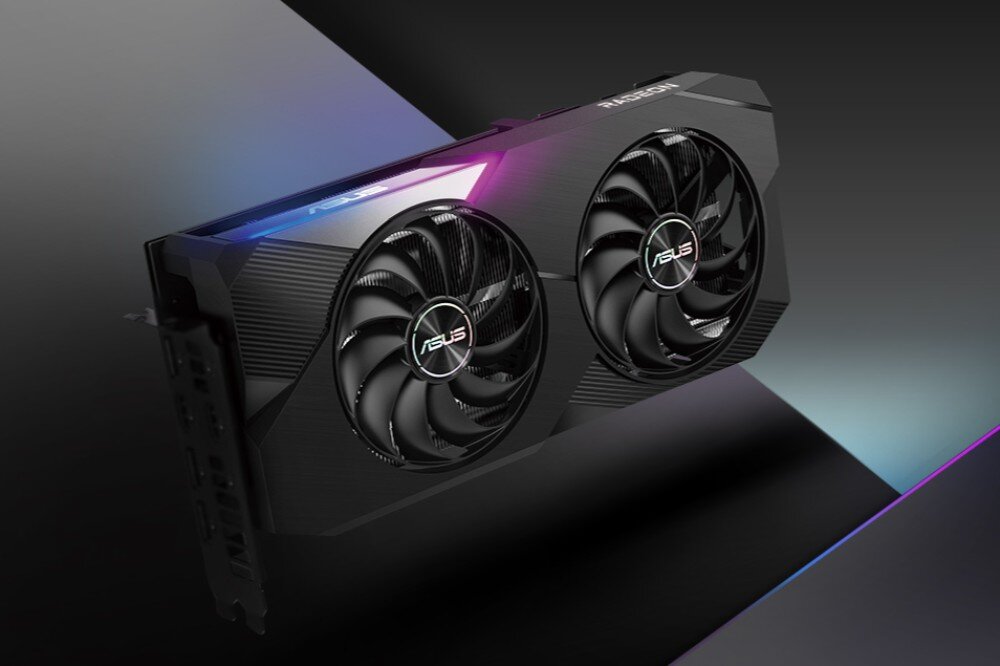 Karta graficzna ASUS Dual Radeon RX 6700 XT OC 12GB Widok karty graficznej z dwoma dużymi wentylatorami i podświetlanym logo 'ASUS' na górnej krawędzi obudowy, opis