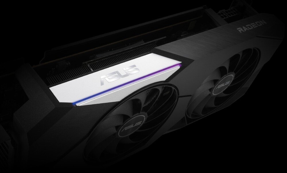 Karta graficzna ASUS Dual Radeon RX 6700 XT OC 12GB Górna część karty graficznej z podświetlanym napisem 'ASUS' i delikatnym światłem w odcieniach fioletu i niebieskiego, pasek LED, wygląd, kolory, podświetlenie