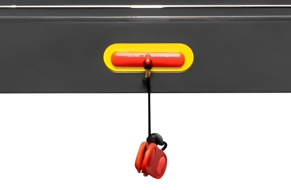 Bieżnia elektryczna YORK FITNESS T500 1470W 16 km-h zbliżenie na klucz bezpieczeństwa białe tło klucz zawieszony na bieżni białe tło klucz bezpieczeństwa z praktycznym klipsem ochrona użytkownika podczas treningu klucz automatycznie zatrzymuje pracę urządzenia łatwe przypięcie linki do odzieży wyższy poziom bezpieczeństwa