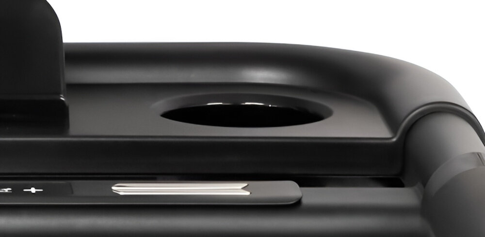 Bieżnia elektryczna YORK FITNESS T520 1839W 20 km-h zbliżenie na uchwyt na butelkę białe tło uchwyt na butelkę półka na urządzenia smart zwiększają komfort ćwiczeń trening jest bardziej uporządkowany oraz funkcjonalny