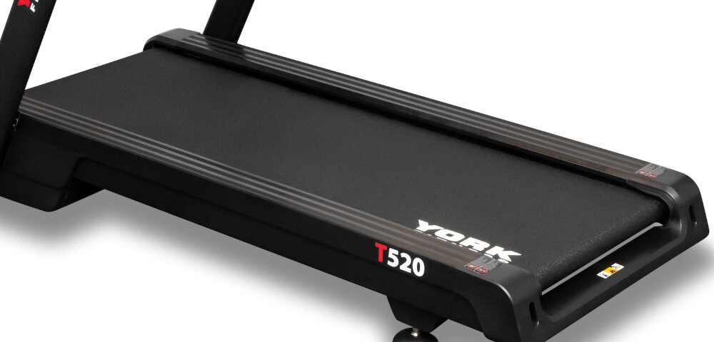 Bieżnia elektryczna YORK FITNESS T520 1839W 20 km-h zbliżenie na pas biegowy białe tło szeroki pas biegowy o wymiarach 140 × 51 cm komfort i bezpieczeństwo naturalny krok i swobodny ruch dla początkujących i zaawansowanych użytkowników