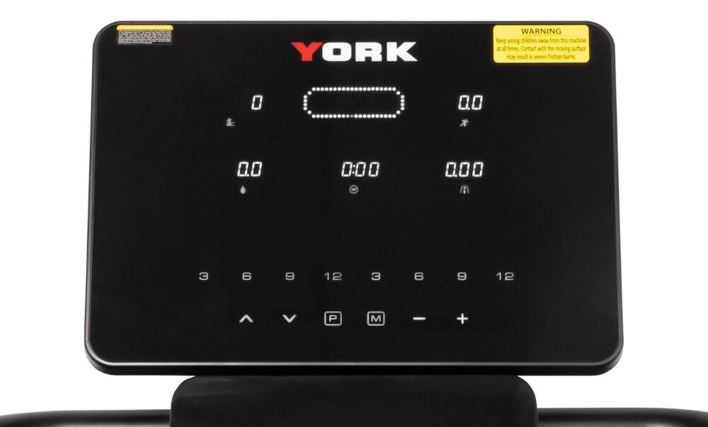 Bieżnia elektryczna YORK FITNESS T520 1839W 20 km-h zbliżenie na wyświetlacz białe tło wyświetlacz LCD pełna kontrola nad parametrami ćwiczeń w czasie rzeczywistym można monitorować postępy po 10 minutach bezczynności urządzenie przechodzi w tryb oszczędzania energii