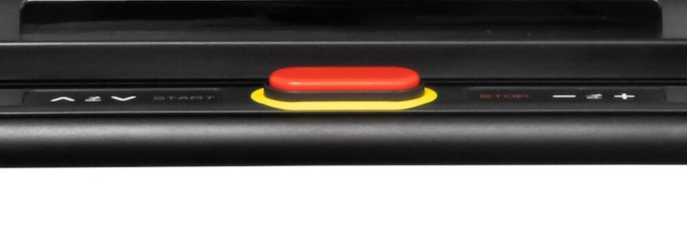 Bieżnia elektryczna YORK FITNESS T520 1839W 20 km-h zbliżenie na klucz bezpieczeństwa białe tło klucz zawieszony na bieżni białe tło klucz bezpieczeństwa ochrona użytkownika podczas treningu klucz automatycznie zatrzymuje pracę urządzenia łatwe przypięcie linki do odzieży wyższy poziom bezpieczeństwa