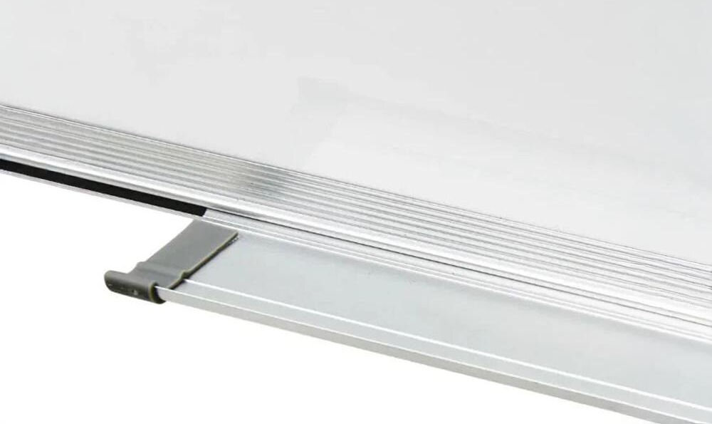 Tablica magnetyczna EXTRALINK EX.35403 zbliżenie na półkę tablicy białe tło praktyczna półka wygodne przechowywanie oszczędność czasu utrzymanie porządku