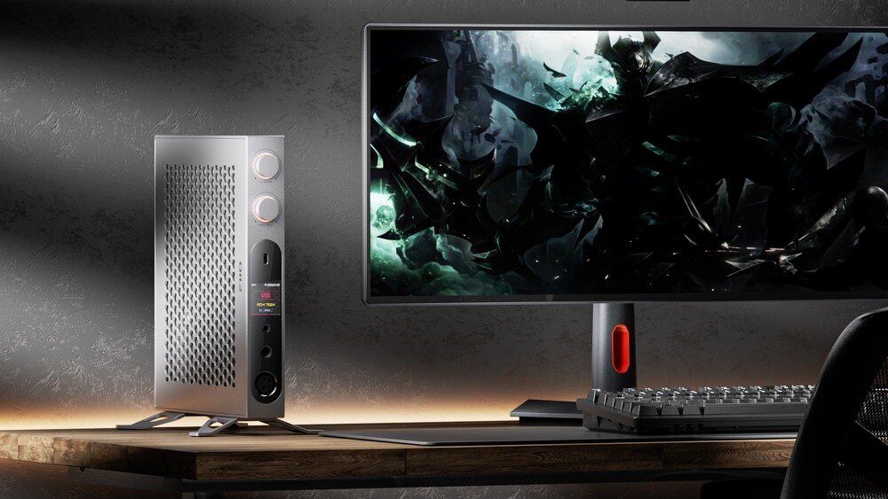 Wzmacniacz słuchawkowy FIIO K19   kv lifestyle początek opisu na biurku obok komputera sekcja nagłówkowa