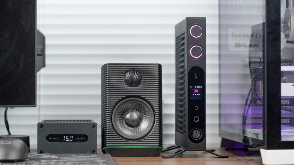 Wzmacniacz słuchawkowy FIIO K19 na biurku obok komputera 8-kanałowy wzmacniacz THX AAA 788+ 8000 mW 32Ω  