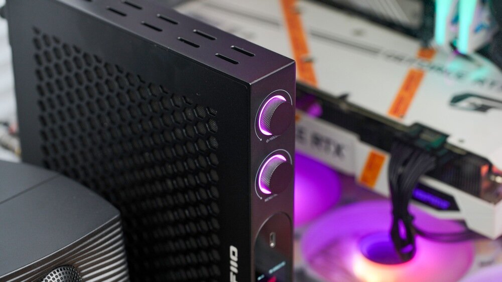 Wzmacniacz słuchawkowy FIIO K19 na biurku obok komputera zintegrowany procesor DSP ADSP-21565 z rdzeniem SHARC+ 