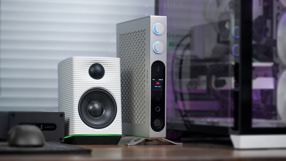 Wzmacniacz słuchawkowy FIIO K19 na biurku obok komputera wejśćia HDMI, optyczne, koaksjalne Bluetooth 5.1 z kodekami aptX HD, aptX Adaptive i LDAC XLR, RCA 