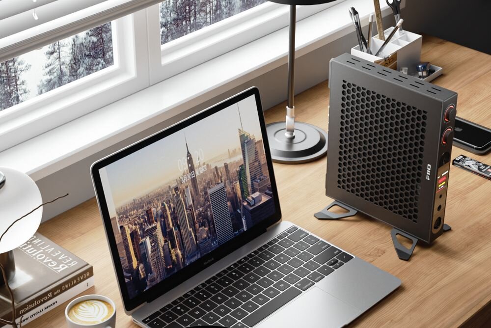 Wzmacniacz słuchawkowy FIIO K19 na biurku obok komputera aluminium obudowa trwałość  