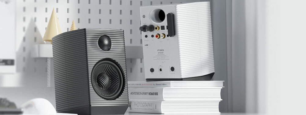 FIIO SP3 BT kolumny głośnikowe audiofilskie 3,5-calowy woofer węgiel, głośnik stojący na stoliku, głośnik stojący na książkach