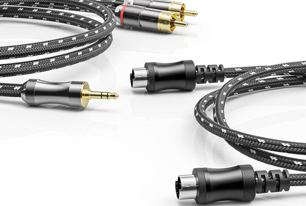 FIIO SP3 BT kable 8-pin 3,5 mm RCA akcesoria plug and play, kable leżące na białym blacie