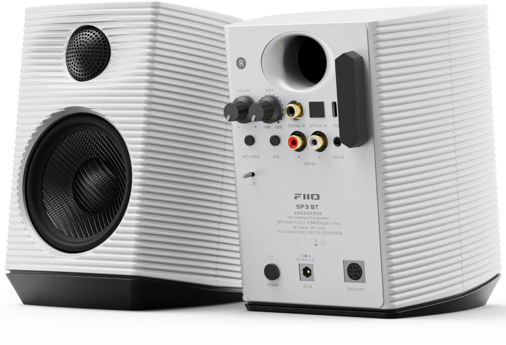 FIIO SP3 BT oświetlenie RGB status efekty świetlne, głośniki po skosie na białym tle