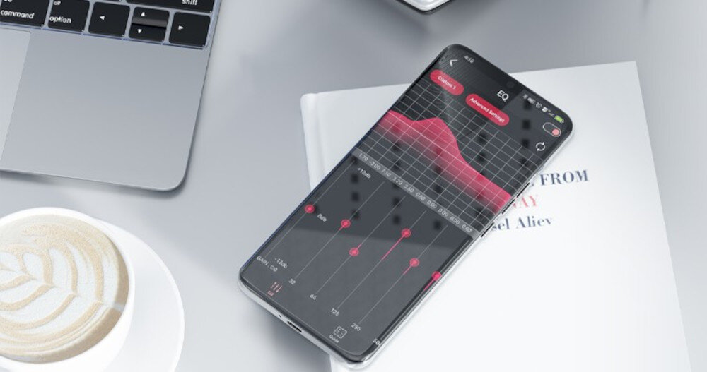 FIIO SP3 BT 10-pasmowy korektor parametryczny aplikacja dopasowanie dźwięku, smartfon leżący na książce
