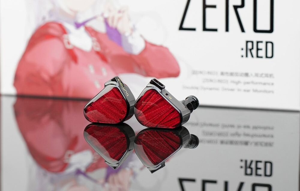 Słuchawki dokanałowe TRUTHEAR Zero, czterordzeniowy kabel srebrzony, złącze 0,78 mm 2Pin, wymienny przewód, Słuchawki dokanałowe TRUTHEAR Zero Red zaprezentowane na lustrzanej powierzchni na tle białego opakowania z napisem „ZERO :RED”