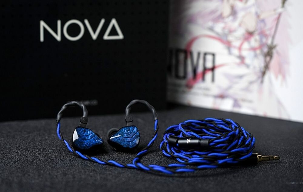 Słuchawki dokanałowe TRUTHEAR Nova, czterożyłowy kabel z miedzi monokrystalicznej, złącze 0,78 mm 2Pin,Para słuchawek TRUTHEAR Nova z wyprofilowanymi zausznikami leżąca na czarnym opakowaniu z napisem „NOVA”