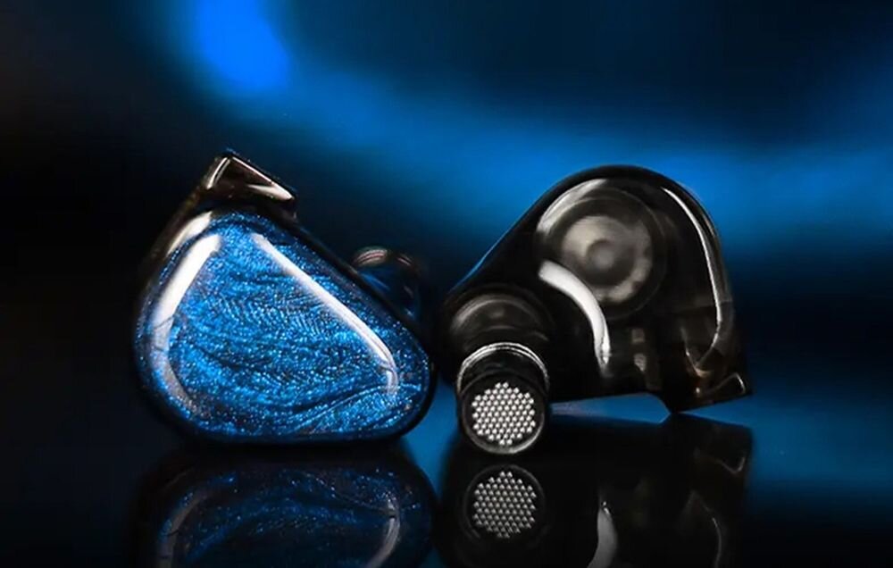 Słuchawki dokanałowe TRUTHEAR Zero, przetwornik 10 mm, przetwornik 7,8 mm CCAW, bas, wokale i detale, słuchawki leżące na blacie