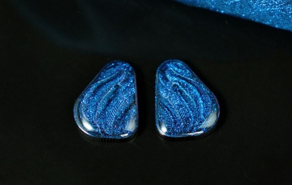 Słuchawki dokanałowe TRUTHEAR Zero, hybrydowy podział częstotliwości, struktura akustyczna, układ RC, przestrzenna scena, słuchawki na czarnym tle