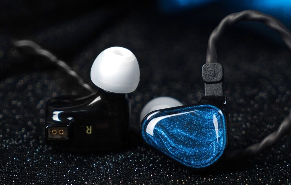 Słuchawki dokanałowe TRUTHEAR Zero, czterordzeniowy kabel srebrzony, złącze 0,78 mm 2Pin, słuchawki na ciemnym podłożu