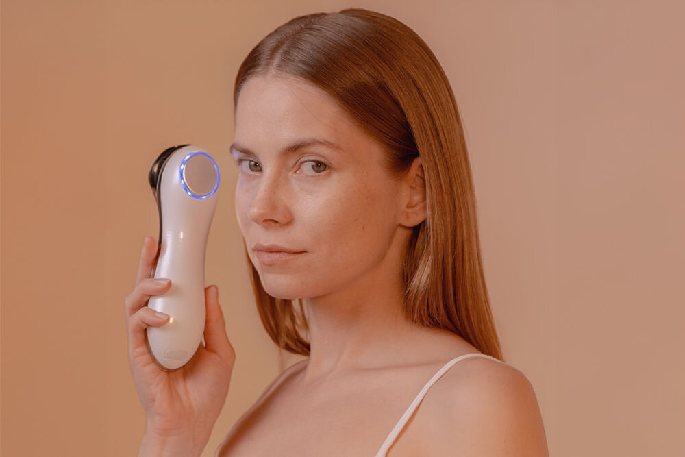 Urządzenie do mezoterapii GARETT BEAUTY Fresh Skin Pro Biały kobieta trzymająca urządzenie świeci się na niebiesko jasne tło dokładne oczyszczanie skóry gorący kompres (6-38°C (+/-5°C))otwiera pory poprawia mikrokrążenie bardziej dotleniona gotowa na wchłanianie substancji aktywnych z kosmetyków skóra ciepło usuwanie resztki makijażu, nadmiaru sebum wszelkich zanieczyszczeń zdrowa cera oczyszcza pobudza naturalne procesy regeneracyjne skóry