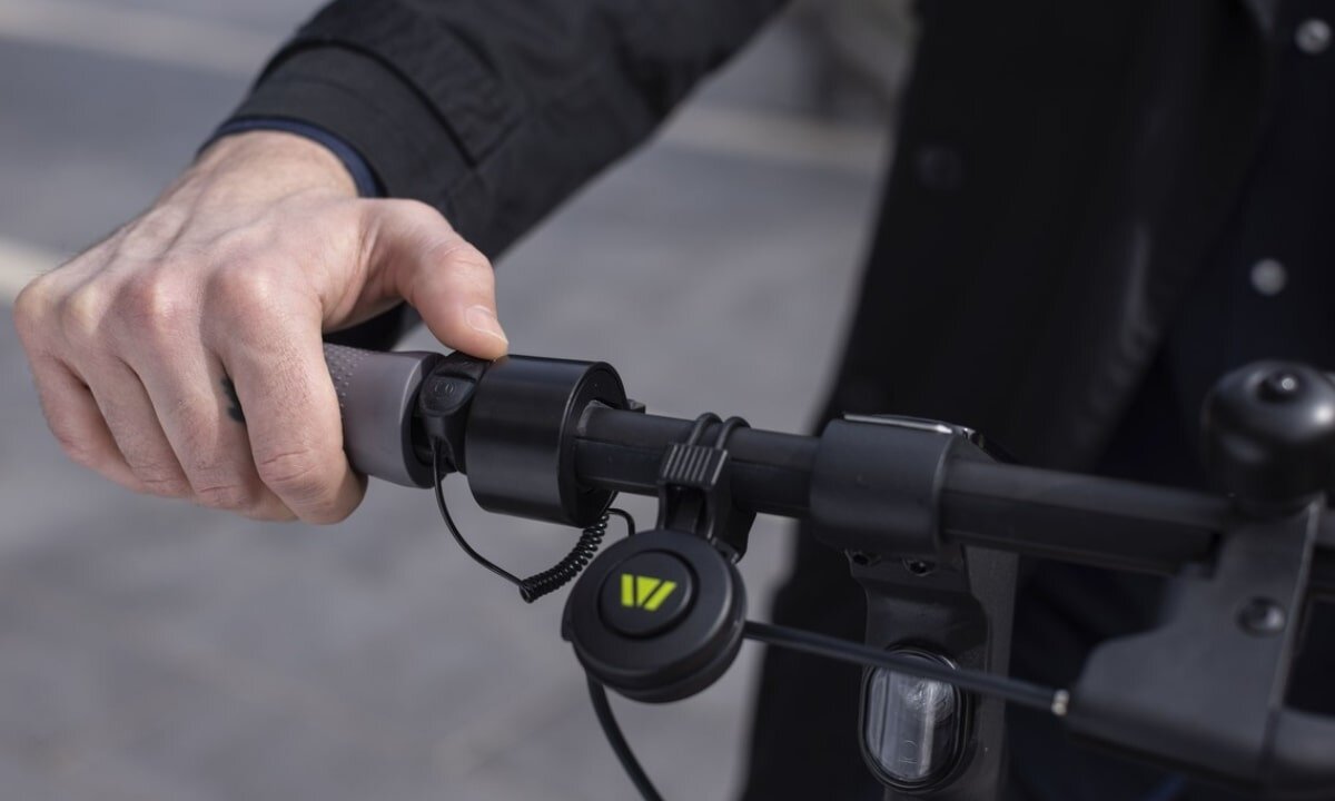 Dzwonek rowerowy CELLULARLINE NEWMELETRICBELLK - Dźwięk i komfort w drodze, dzwonek zamontowany na kierownicy roweru