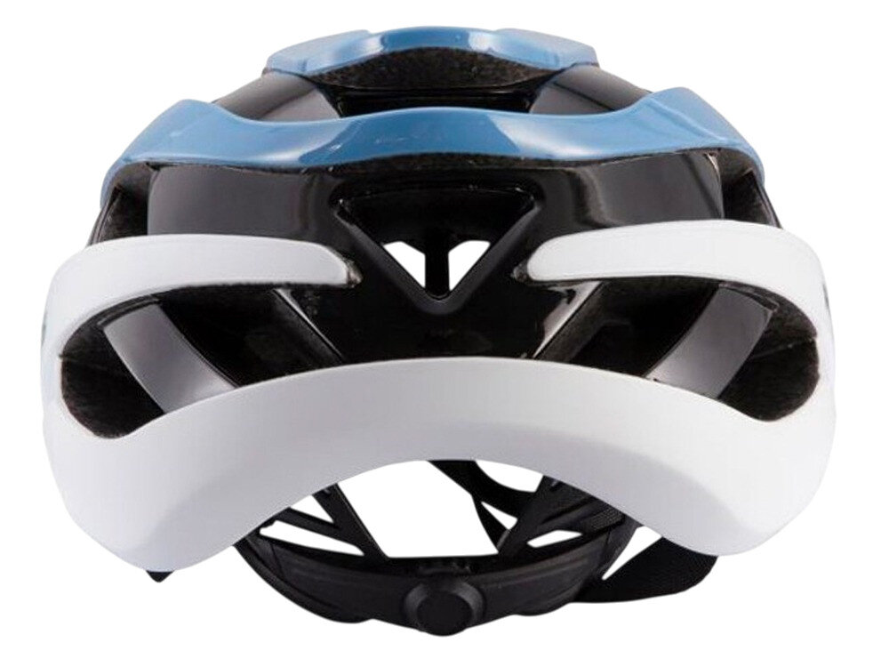 Kask rowerowy w kolorach biało-niebieskim z czarnymi elementami, widoczny z przodu. Posiada otwory wentylacyjne i aerodynamiczny kształt.