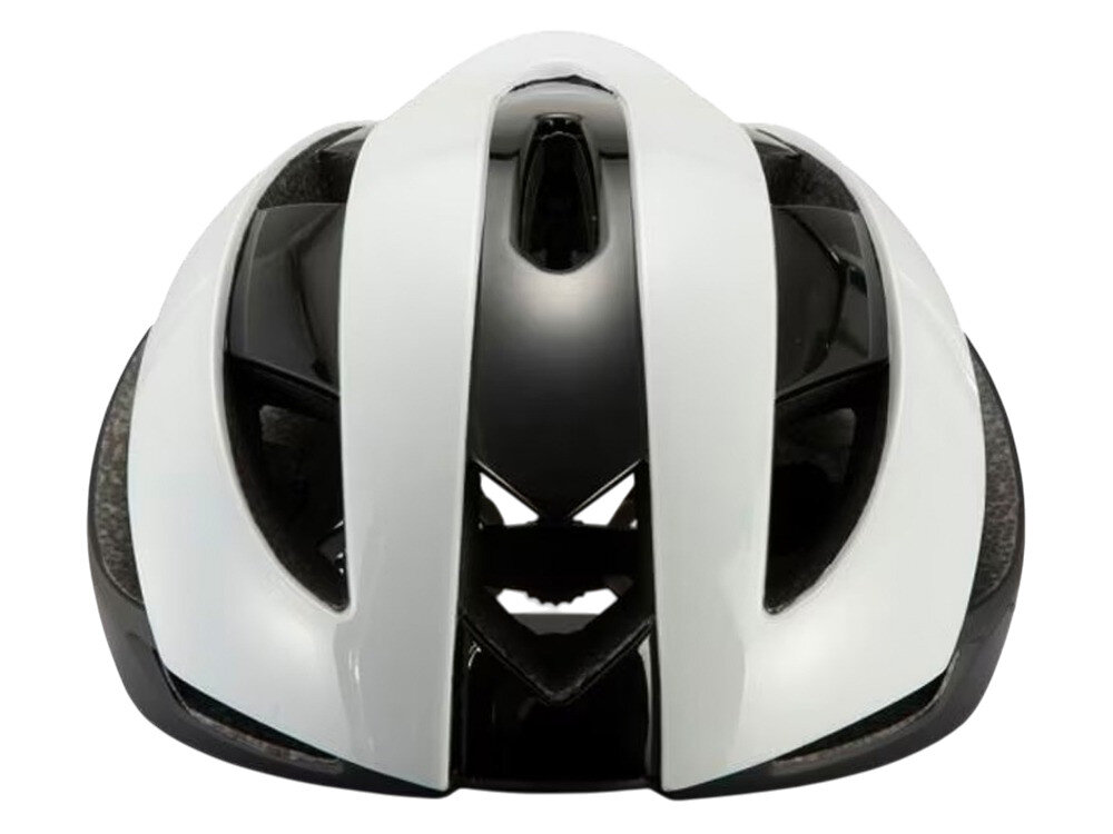 Kask rowerowy w kolorze biało-czarnym z widocznymi otworami wentylacyjnymi na górze. Ma aerodynamiczny kształt i gładką powierzchnię.
