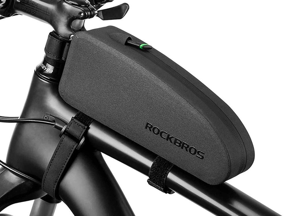 Czarna torba rowerowa zamontowana na ramie roweru z widocznym napisem \'ROCKBROS\'.