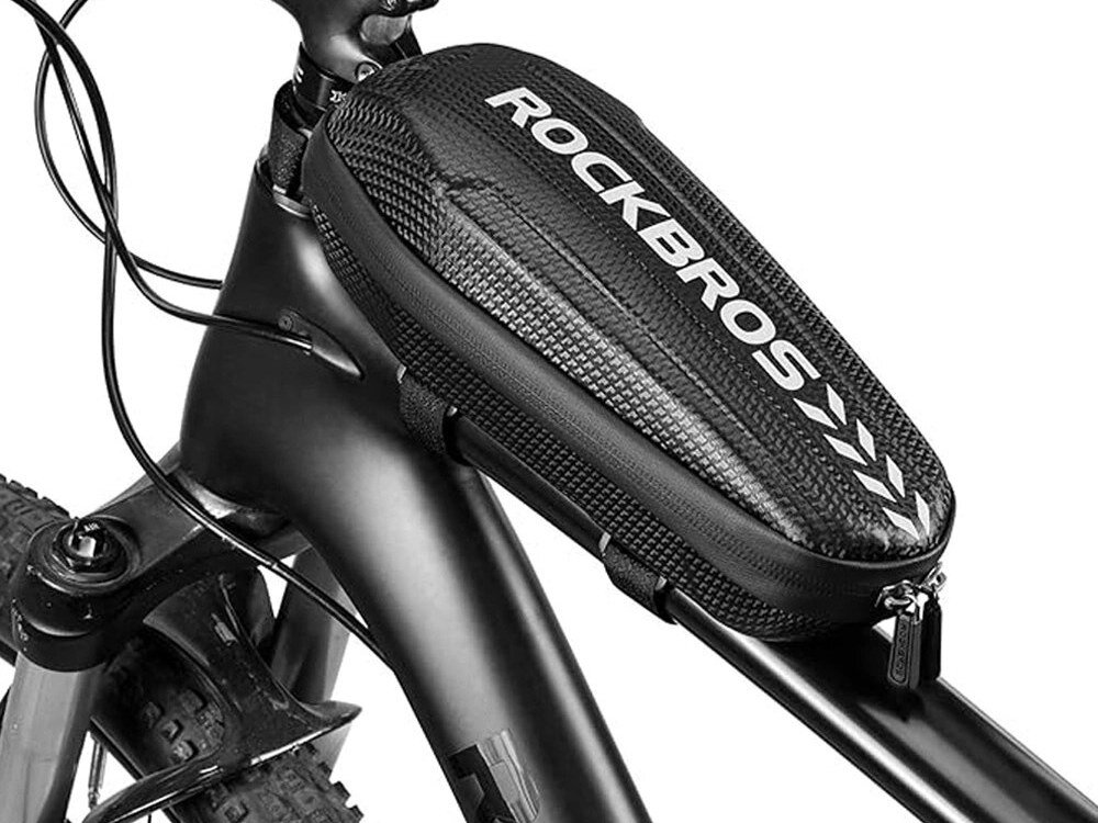 Czarna torba rowerowa zamontowana na ramie roweru z widocznym napisem \'ROCKBROS\'.