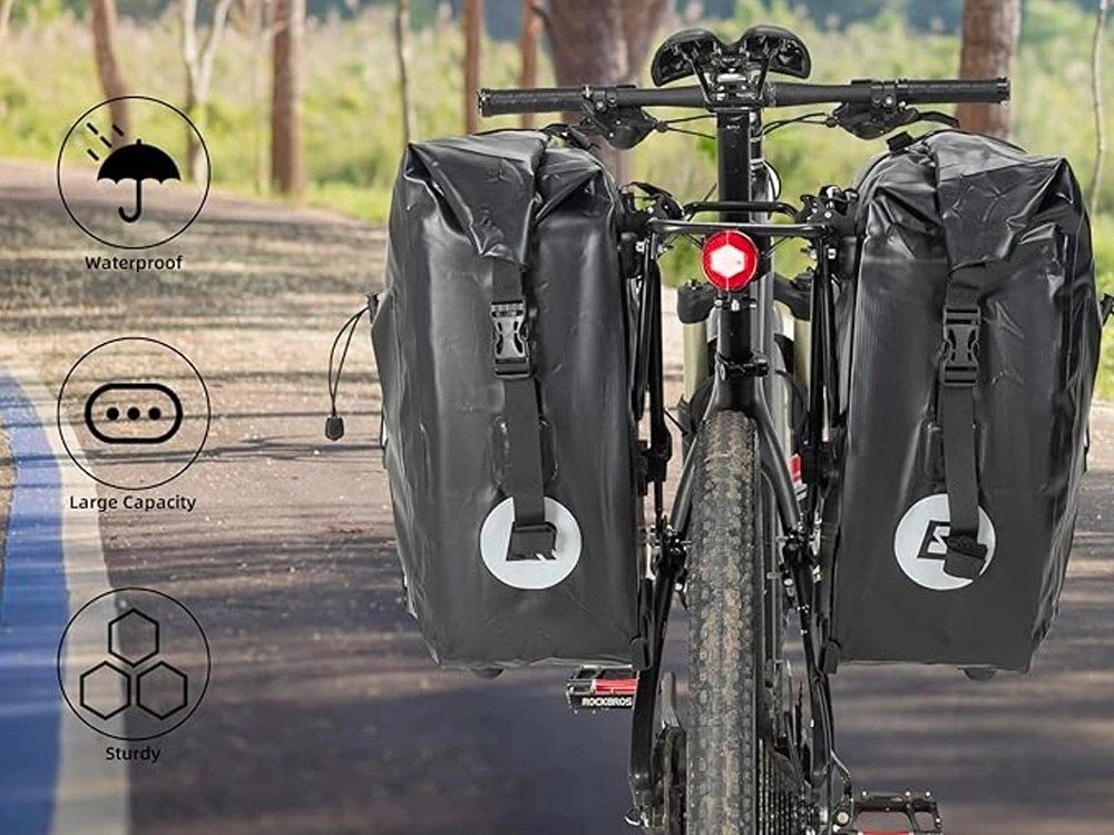 Torba rowerowa na bagażnik ROCKBROS 30140022001, Odblaski, bezpieczeństwo, montaż, stabilność, Dwie duże torby rowerowe na tylnym bagażniku.