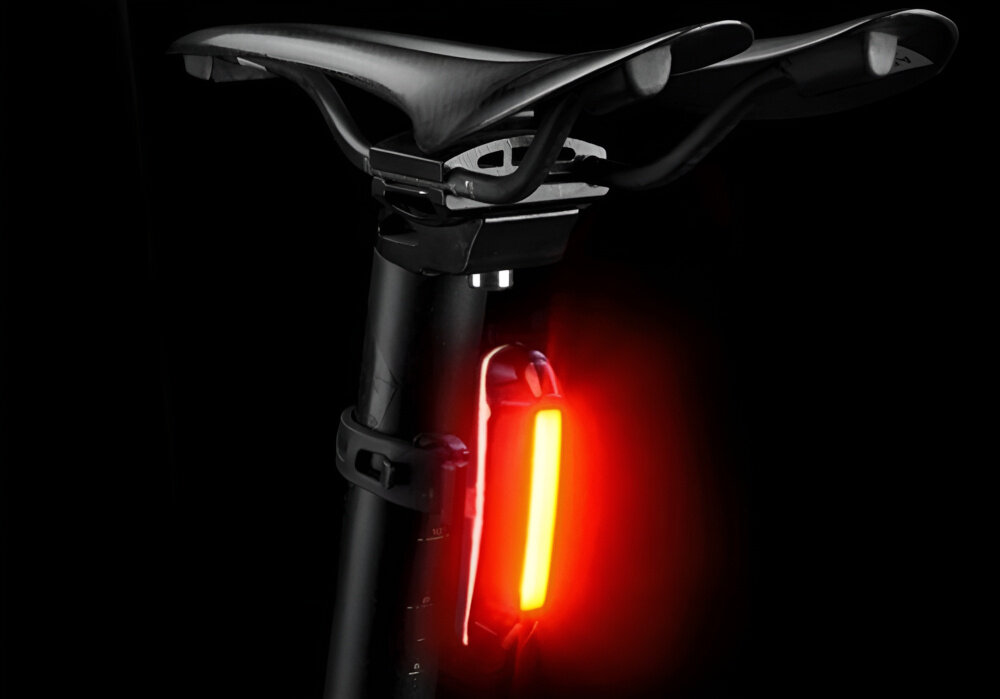 Lampka rowerowa ROCKBROS A54BK ciemne tło lampka umieszczona pod siodełkiem bezpieczeństwo dobra widoczność