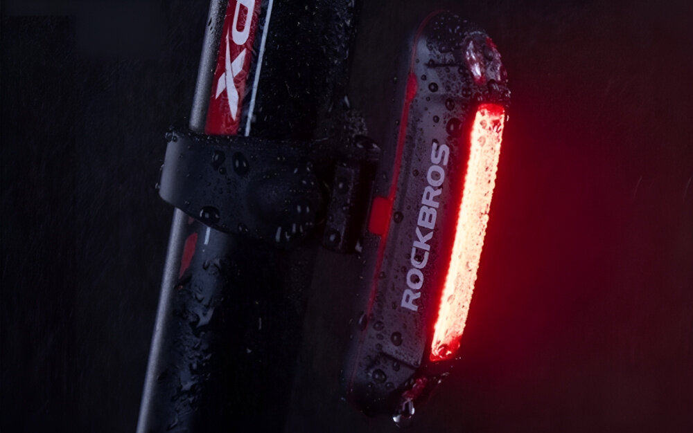 Lampka rowerowa ROCKBROS A54BK ciemne tło lampka umieszczona pod siodełkiem lampka jest mokra wysokiej jakości diody LED emitują mocne, jasne światło wodoodporny (IPX5) 5 różnych trybów świecenia nawet do 6 godzin nieprzerwanej pracy załączony kabel Micro USB/USB-A