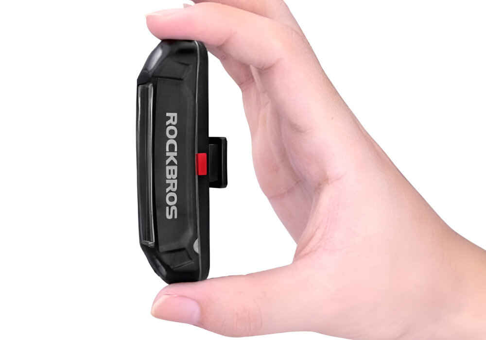 Lampka rowerowa ROCKBROS A54BK białe tło osoba trzyma lampkę w dłoni port Micro-USB eliminuje potrzebę wymiany baterii oszczędza czas i eliminuje stres