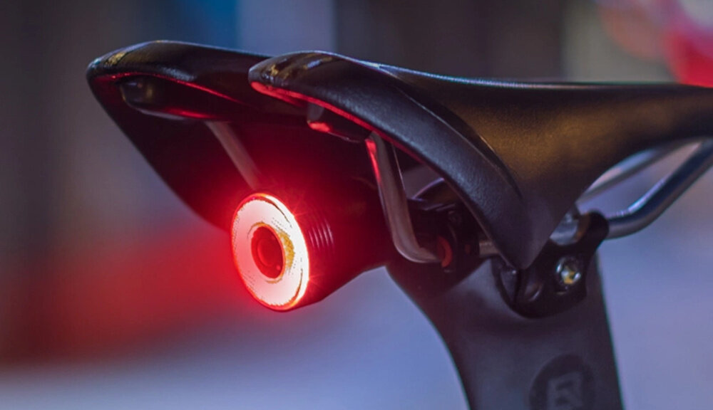 Lampka rowerowa ROCKBROS Q5 157347 ciemne tło rower lampka przymocowana do roweru 4 tryby świecenia jednostajne, pulsowanie, oddech dynamiczne pulsowanie lampka jest funkcjonalna w każdej sytuacji czas działania do około 90 godzin